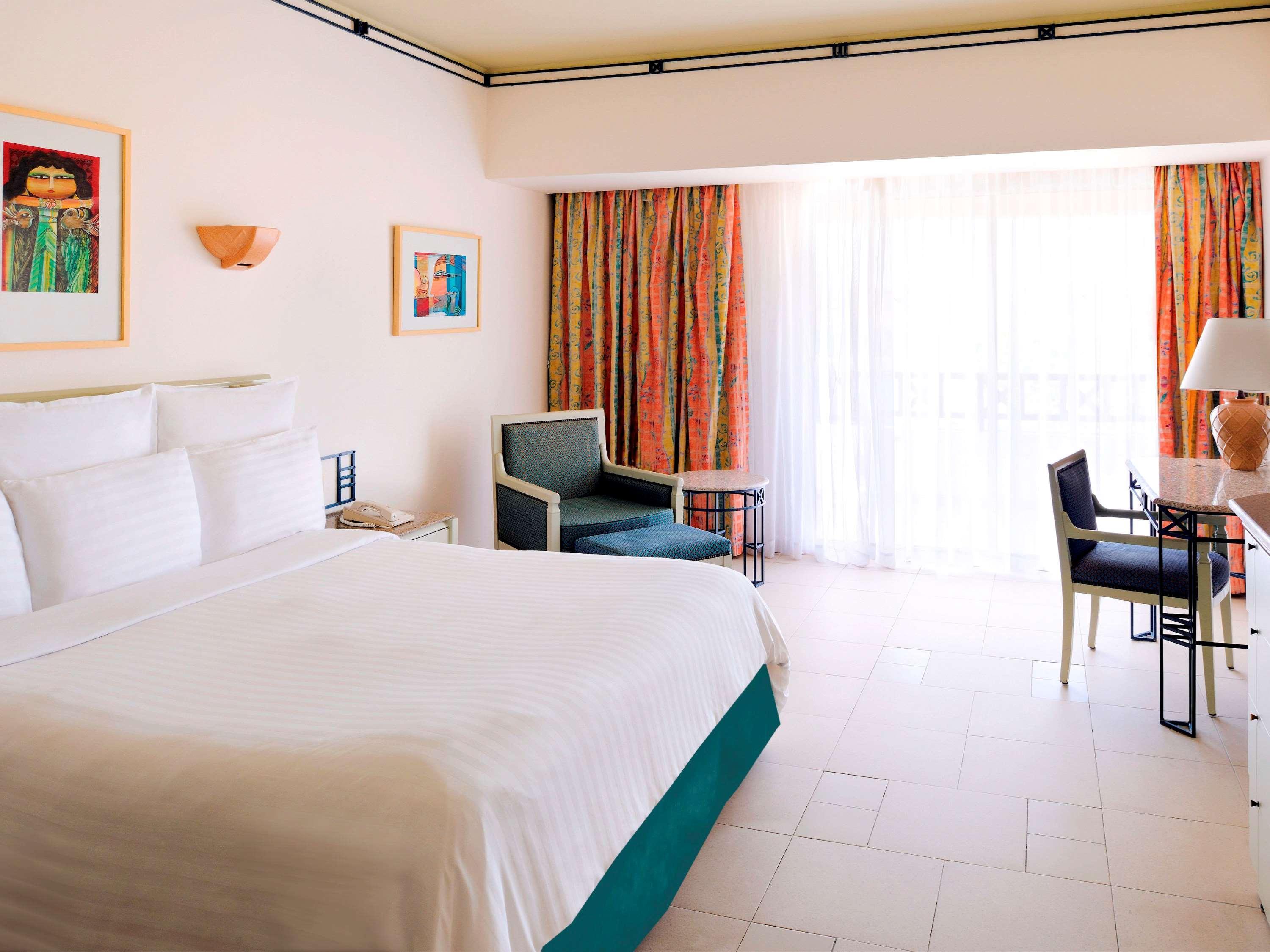 Naama Bay Promenade Beach Resort Managed By Accor Sharm el-Sheikh Exterior photo A room at the Hilton Sharm El Sheikh