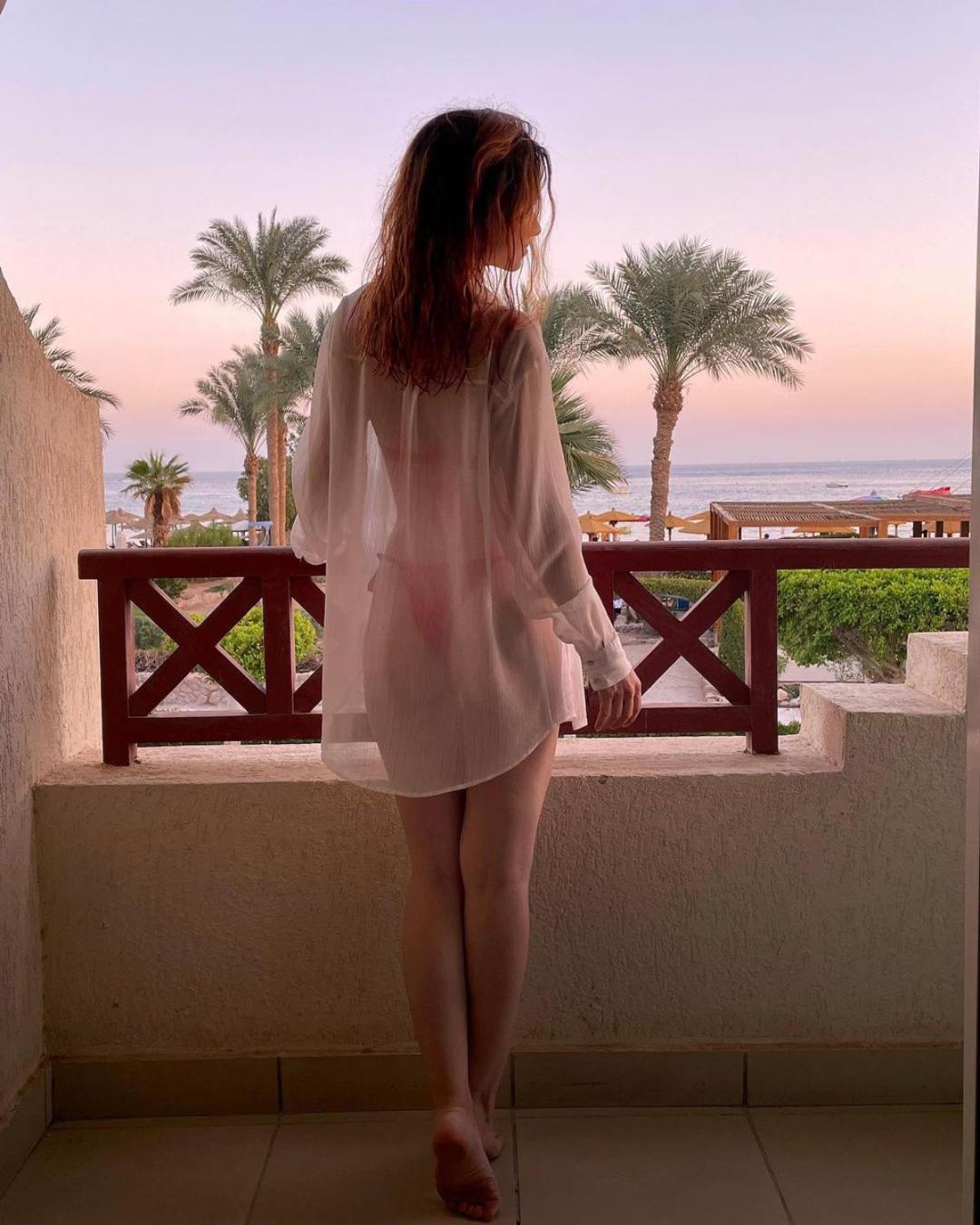 Naama Bay Promenade Beach Resort Managed By Accor Sharm el-Sheikh Exterior photo A woman wearing a nightshirt